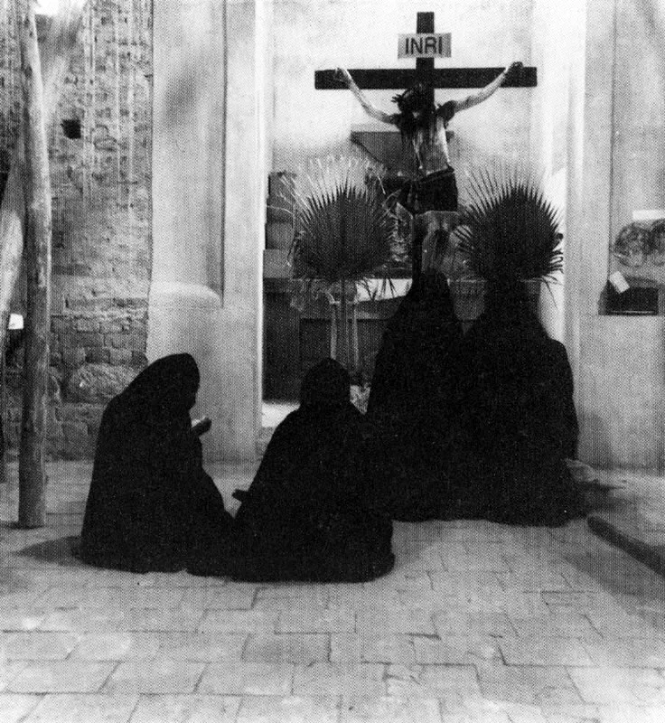 LUIS B. RAMOS. Mujeres en la iglesia. 1940c. Copia en gelatina. 8.5 x 7.9 cm. Propiedad Magdalena Acosta, Bogotá.