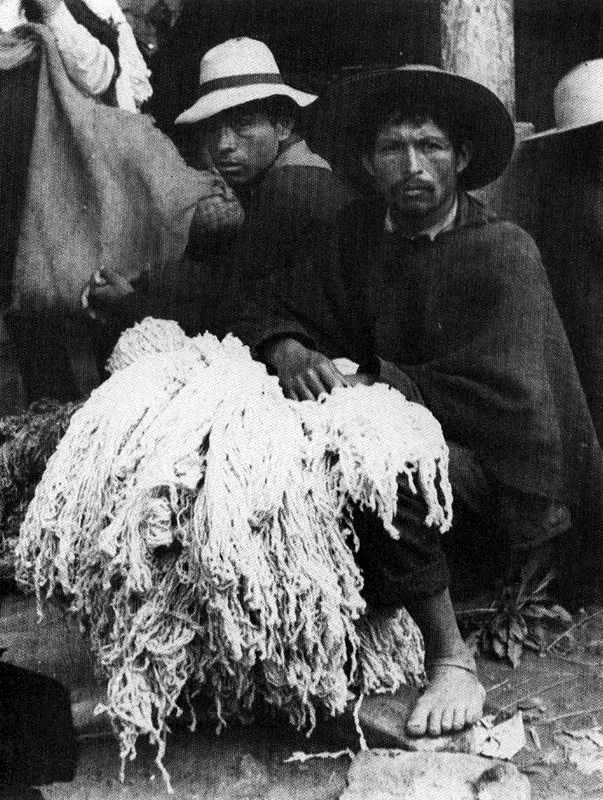 LUIS B. RAMOS. Vendedores de lana. 1940c. Copia en gelatina. 10.5 x 7.9 cm. Propiedad Magdalena Acosta, Bogotá.