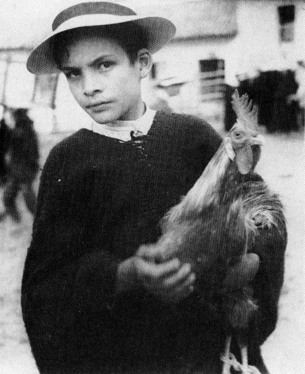 LUIS B. RAMOS. Niño campesino. 1940c. Copia en gelatina. 9.6 x 7.9 cm. Propiedad Magdalena Acosta, Bogotá.