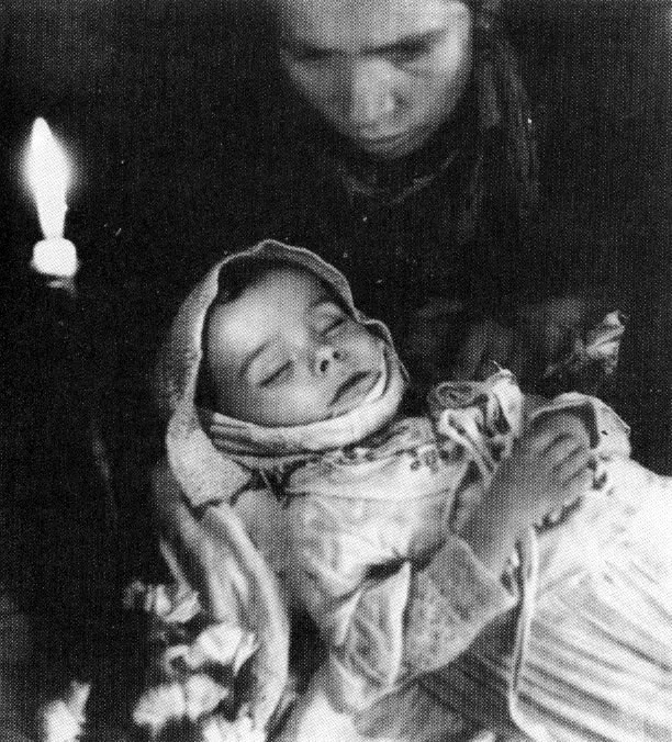LUIS B. RAMOS. Madre con su hija muerta. 1940c. Copia en gelatina. 8.6 X 7.9 cm. Propiedad Magdalena Acosta, Bogotá.