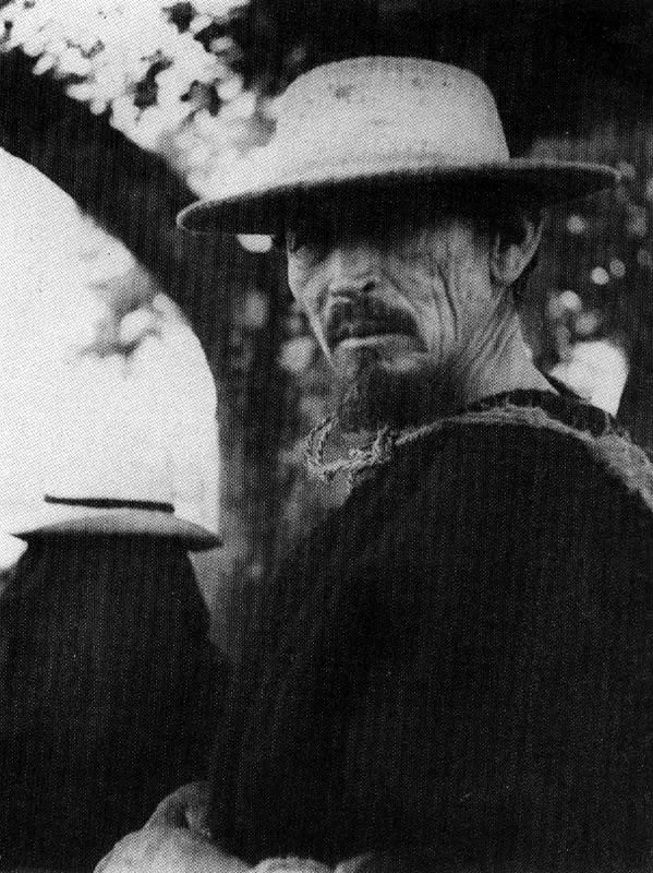 LUIS B. RAMOS. Campesino boyacense. 1940c. Copia en gelatina. 10.0 x 7.9 cm. Propiedad Magdalena Acosta, Bogotá.