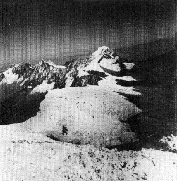 ERWIN KRAUS. Vista de la Sierra Nevada de Santa Marta desde la cumbre del pico Simón Bolívar. 1951. Copia reciente. Archivo Erwin Kraus, Bogotá.