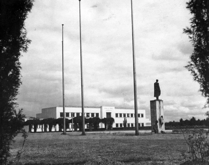 MIGUEL ANTONIO RODRÍGUEZ. Facultad de Derecho Universidad Nacional Bogotá. 1940c. Copia en gelatina. 20.3 x 25.2 cm. Propiedad Ministerio de Obras Públicas.
