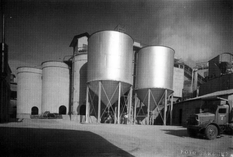 JULIO SNCHEZ.  Instalaciones industriales 1940c.  Copia en gelatina. 11.7 x 17.1 cm.  Propiedad Isabel Snchez, Bogot.  