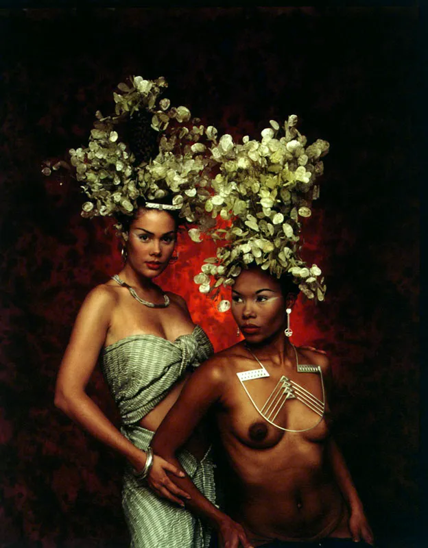 Sino. Prendedor, candongas, aretes y pectoral de plata. Diseo, Nuria Carulla.

Collar de cuentas tubulares de filigrana de plata. Diseo, Jairo Barbosa.

Brazalete de plata. Diseo, Marianne Schuk.

Medallones del Papa, Lively Flowers y Siempreviva.

Tela de telar manual, Mnica de Rhodes. Nacho Marn