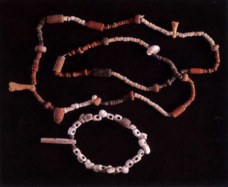 Ajuar funerario, recuperado en una tumba de los Concheros en la Ciénaga Grande de Santa Marta (Tasajeras). Está elaborado en cerámica (cuentas y recortes”),
hueso (dijes de falanges y falangetas humanas), caracoles y conchas (dijes y cuentas).