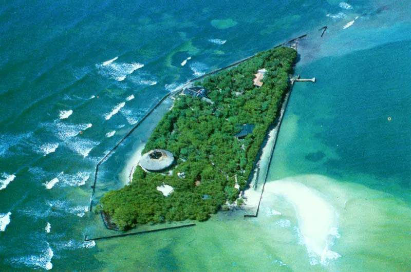Manglares bien desarrollados se encuentran en la isla de Múcura, abajo, y
en la de Tintipan, derecha, pertenecientes al archipiélago de San Bernardo. Arriba, Isla Arena, archipiélago del Rosario.