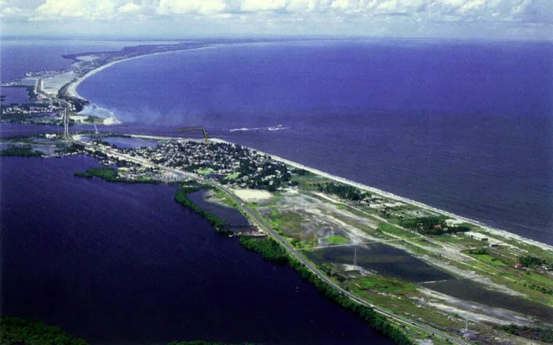 Cuando en zonas con bajas precipitaciones se bloquea el intercambio de agua dulce y salada en el manglar, como el ocasionado por la construccin y levantamiento del terrapln de la carretera Barranquilla Santa Marta, que corre a lo largo de la isla de Salamanca, se producen alteraciones hdricas que causan al manglar daos irreparables.
 