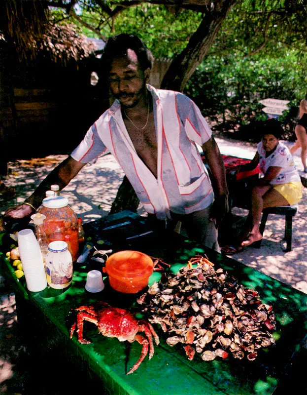 En la costaAtlántica tenemos la ostra del mangle, Crassostrea rhizophorae, que filtra el plancton relativamente abundante en los estuarios del Caribe. Este producto es de fácil extracción y juega un papel fundamental tanto en la dieta como en el folkor del litoral.