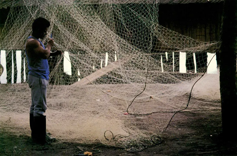 Las redes son sin lugar a dudas la herramienta más 1mportante del pescador artesanal. Desafortunadamente en los últimos años
y especialmente con la aparición de las redes de monofilamento, se ha incrementando de tal forma su número que el recurso pesquero se ha visto amenazado. Por lo tanto se hace indispensable reglamentar esta actividad y desarrollar estrategias viables que permitan el aprovechamiento racional del recurso.