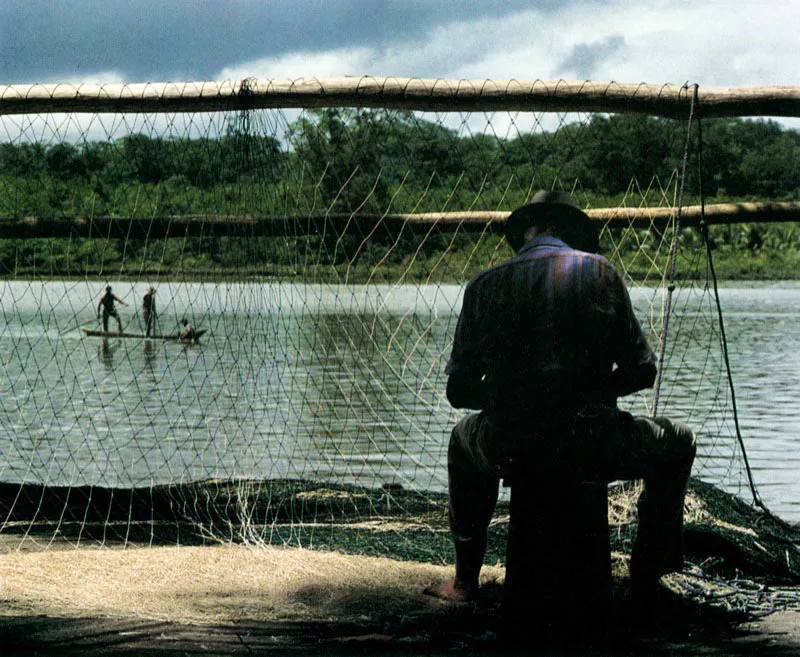 Las redes son sin lugar a dudas la herramienta más 1mportante del pescador artesanal. Desafortunadamente en los últimos años
y especialmente con la aparición de las redes de monofilamento, se ha incrementando de tal forma su número que el recurso pesquero se ha visto amenazado. Por lo tanto se hace indispensable reglamentar esta actividad y desarrollar estrategias viables que permitan el aprovechamiento racional del recurso.
