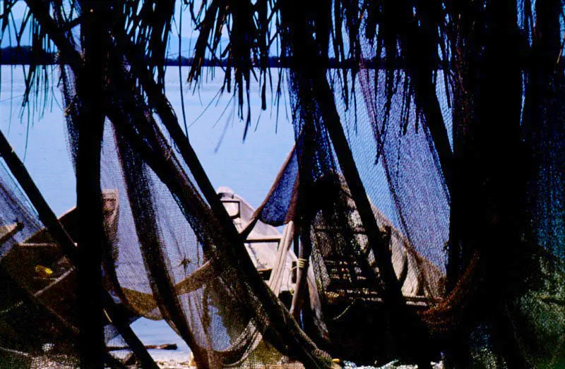 Las redes son sin lugar a dudas la herramienta más 1mportante del pescador artesanal. Desafortunadamente en los últimos años
y especialmente con la aparición de las redes de monofilamento, se ha incrementando de tal forma su número que el recurso pesquero se ha visto amenazado. Por lo tanto se hace indispensable reglamentar esta actividad y desarrollar estrategias viables que permitan el aprovechamiento racional del recurso.