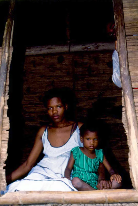 Habitantes y pescadores de las regiones costeras del Caribe y del Pacfico en Colombia.
 