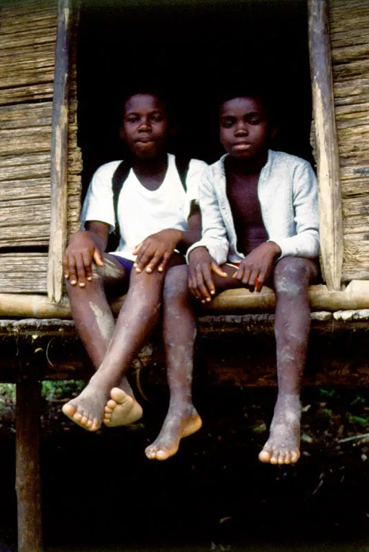 Habitantes y pescadores de las regiones costeras del Caribe y del Pacfico en Colombia.
 