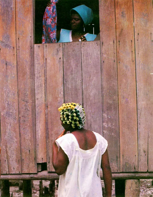 Habitantes y pescadores de las regiones costeras del Caribe y del Pacfico en Colombia.
 