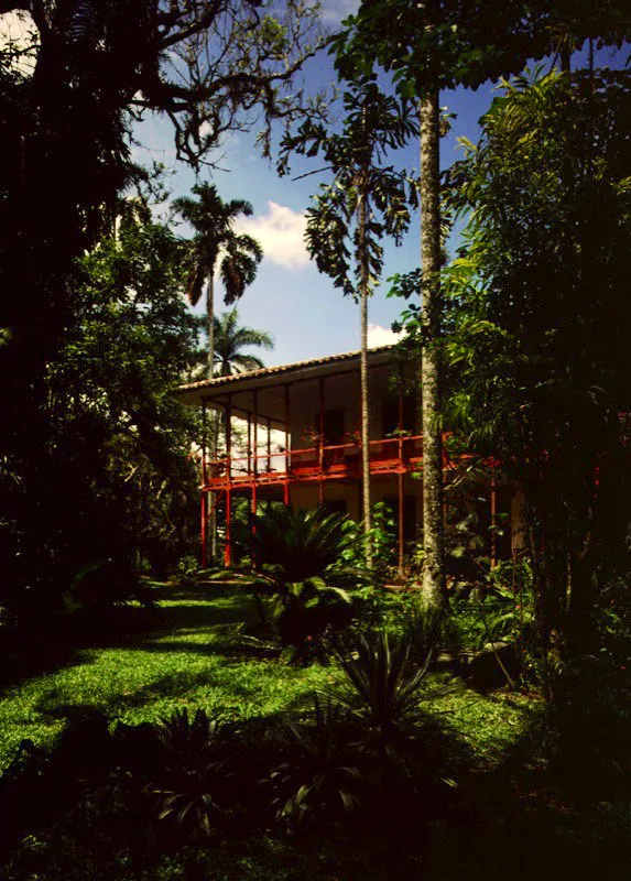 La Tebaida, Quindo.  En la tierra templada, que en Colombia coincide con el cinturn cafetero, la benignidad del clima se refleja en la casa, que, ya se encierra sobre el patio, ya se explaya sobre el paisaje circundante, y en el jardn, siempre verde y, en ocasiones, muy florido. Entre casa y jardn, el corredor se anima y es el escenario de la vida familiar de da y de noche. Claudia Uribe Touri