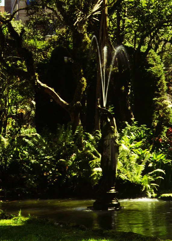 Museo El Chic, Bogot.  Si se quisiera identificar la caracterstica distintiva del jardn domstico colombiano, habra que convenir en que sta no es otra que un marcado eclecticismo. Nuestros jardines se han desarrollado a lo largo de los aos, de manera casi espontnea, en respuesta a los cambiantes influjos, modas, gustos y posibilidadas de sus propietarios, y aun a bronces franceses con cermicas precolombinas, fuentes formales con saltos de Tequendama en miniatura, mobiliario de todas las procedencias, plantas nativas y exticas en desordenado tropel, unas tradas de Europa y otras del paseo dominical a la montaa, bonsais y topiarios, platabandas, arriates a la inglesa y a la francesa, senderos axiales y naturales, todo ello, casi siempre, en ausencia de cualquier amago de un plan ordenador. 
El resultado, como se ver en las pginas de este libro, no puede haber sido ms afortunado: bellsimos y gratos espacios que han hecho, y siguen haciendo, las delicias de varias generaciones con la ayuda de los privilegiados climas del pas. Claudia Uribe Touri