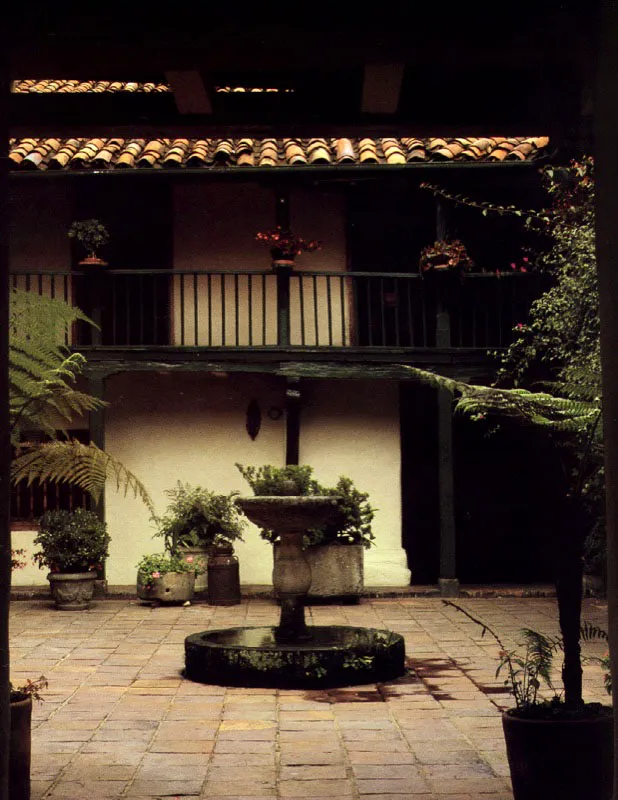 Bogotá. E l patio, introvertido, junto con el corredor perimetral, extrovertido, son los dos elementos arquitectónicos más persistentes y arraigados en la arquitectura de todas las regiones y todas las clases sociales en Colombia. En este apacible patio, de origen árabe, se perciben fuertes nexos formales con la estética japonesa. Adviértase el ritmo y sencillez de los elementos arquitectónicos, la naturalidad de los materiales, y la importancia que adquiere dentro de la composición cada una de las pocas plantas y de los escasos objetos que forman el conjunto. Notable ejemplo que ilustra la máxima del movimiento modernista en la arquitectura: “Menos es más.” Claudia Uribe Touri