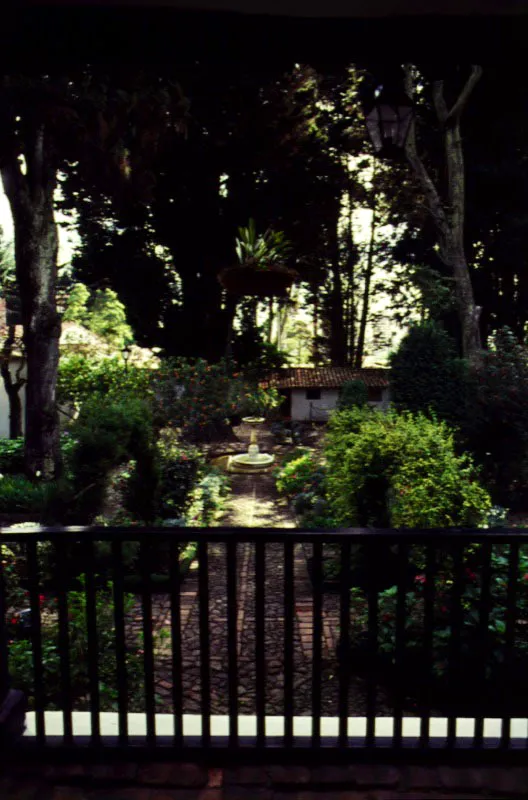 Quinta de Bolvar, Bogot.  Aquellos sectores del jardn que an conservan algo del sabor del pasado, evocan pocas de gloria o duros y prolongados abandonos; el tranquilo discurrir del diario vivir o ruidosos jolgorios, como el que llev a cabo un grupo de amigos del Libertador el 28 de octubre de 1828, da de San Simn. El Libertador no asisti a este homenaje. La fiesta presentaba el aspecto ms bello, en que todo era bullicio, alegra y movimiento. En las colinas, grupos de danzantes bailaban al comps de la banda del batalln; otros se baaban en el ro, y todos coman y beban sin tasa, sin pensar en otra cosa sino en que ese rato de solaz se lo deban a Bolvar, su idolatrado Libertador. Es la descripcin de Cordovez Moure. Claudia Uribe Touri