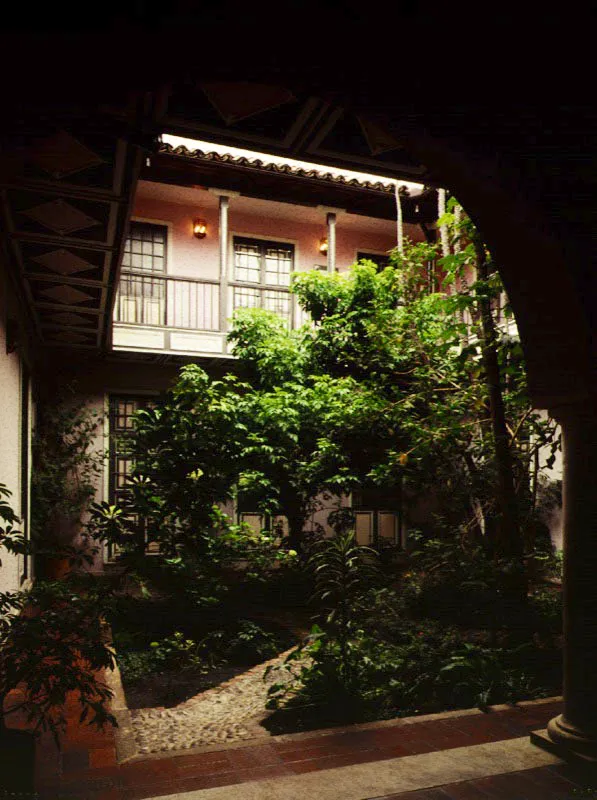 Casa Rafael Pombo, Bogot. Las ms acaudaladas e importantes familias bogotanas habitaban en casa de dos pisos. El segundo piso era smbolo de status. En estas casas el patio cumpla una funcin diferente al de las casas ms modestas de un solo piso. En el nivel de la calle solamente se encontraban locales comerciales y dependencias de servicio. La casa propiamente dicha ocupaba el segundo piso. 
Debido a esta circunstancia, el patio y su vegetacin eran para ser apreciados desde los corredores y aposentos del segundo piso pero no constituan un espacio de uso cotidiano, como s suceda en la casa de un piso. 
Los habitantes de estas casonas solan instalar grupos de muebles cerca a las ventanas y balcones del segundo piso que miraban al exterior, y la contemplacin de la actividad callejera, tras el velo protector de los visillos, reemplazaba el disfrute privado del patio.
 Claudia Uribe Touri