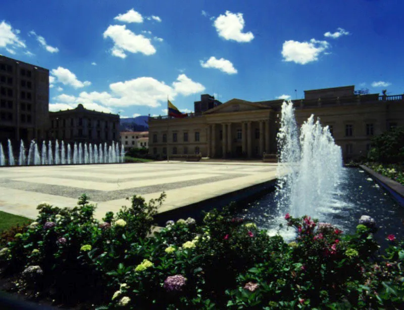 Palacio de Nariño, Bogotá. E n una casa cuyo inquilino cambia cada cuatro años, los jardines pugnan por adquirir una personalidad y un carácter propios.
Se destacan, no obstante, el ingenuo volumen del Observatorio Astronómico y el más pomposo del Palacio Echeverri, que enmarcan el jardín por el Norte y el Occidente, respectivamente. Claudia Uribe Touri