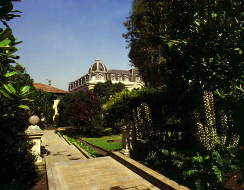 Palacio de Nario, Bogot.  En una casa cuyo inquilino cambia cada cuatro aos, los jardines pugnan por adquirir una personalidad y un carcter propios.
Se destacan, no obstante, el ingenuo volumen del Observatorio Astronmico y el ms pomposo del Palacio Echeverri, que enmarcan el jardn por el Norte y el Occidente, respectivamente. Claudia Uribe Touri