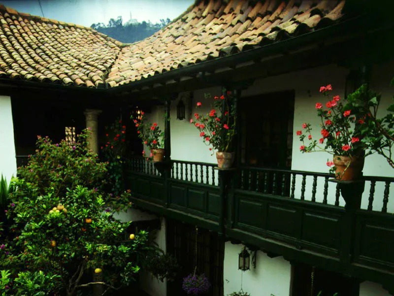 Bogotá. “Después de tantas y de tan pequeñas cosas, / busca el espíritu mejores aires, mejores aires,” decía Gaspar en su Relato. Como los que se pueden respirar en este jardín, enclavado en pleno centro de la urbe. Las plantas, nativas o exóticas, seleccionadas con gran sensibilidad, se adaptan al nicho que deben ocupar con tal perfección que parecería que estuviesen en su medio natural. El conjunto es de una gran variedad, pero a la vez sereno y amable. Con una relativa economía florística se ha logrado un gran acierto formal y ambiental. Claudia Uribe Touri