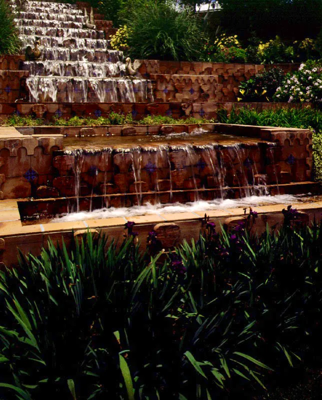 Bogotá. El agua, en su incesante deambular hacia los lugares bajos, es el gran aliado del paisajista. Por milenios ha ejercido sobre el hombre su fascinación óptica y sonora, en la naturaleza y en los jardines. Estos dos raros ejemplos de jardines colombianos de diseño meticuloso ilustran dos principios compositivos diferentes: el de la izquierda, basado en un eje frontal, produce un efecto artificial y grandilocuente, que, no obstante, no intimida a los cisnes pétreos que se zambullen gozosos en sus aguas.
El de la derecha, por el contrario, utiliza un eje de simetría diagonal que, trabajado con gran sutileza, produce una grata sensación de espacio natural. El tiempo, que todo lo pone en su lugar, se encargará de vestir las rocas con verdaderos musgos, helechos y otras plantas propias del ecosistema que con tanta habilidad se ha creado, y no faltarán las aves de pluma que encontrarán aquí el medio propicio para afincar sus nidos y criar sus polluelos. Claudia Uribe Touri