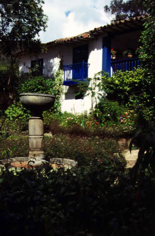 La Caro, Cundinamarca. Si algún jardín ha sabido guardar la simplicidad y sencillez del pasado y ser fiel a sus raíces, ha sido sin duda éste. Se puede dejar de visitar Fusca por años y, al regresar, todo está igual, como si hubiera sido ayer. Virtud que se hace día a día más rara en esta época de cambio acelerado. Por eso, conserva vivas todas sus leyendas y todos sus fantasmas intactos. Claudia Uribe Touri