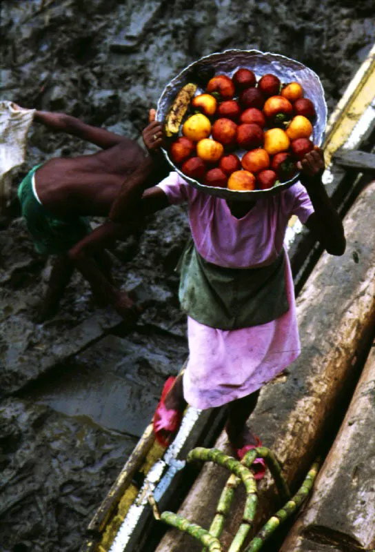 Mujer con frutos de la selva en el Choc. 