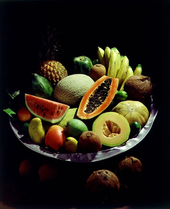 Platón con frutas.