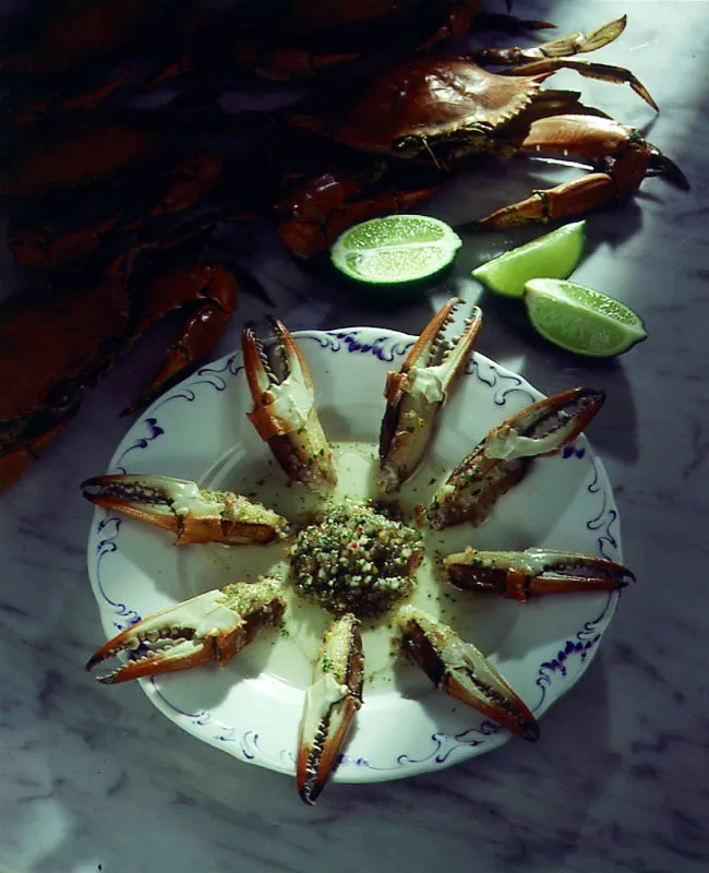Muelas de cangrejo con salsa vinagreta. Los cangrejos del Caribe tienen fama entre los amantes de la buena comida. Su carne es suave y abundante, y en textura rivaliza con las mejores especies de los mares del sur. Para obtener las muelas, una vez precocidad el cangrejo se le cortan las tenazas, se golpea con cuidado la envoltura calcárea hasta agrietarla poniendo al descubierto la carne, quedando listas para ser preparadas con la salsa que se desee.