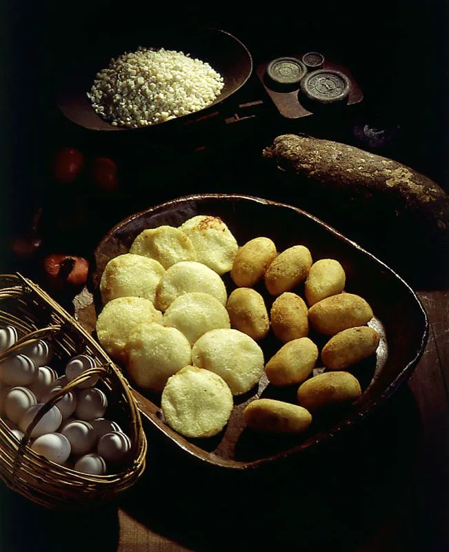 Arepas de huevo y carimañolas. La arepa de huevo es el resultado de la criollización de un plato de origen tunecino que nació a principios del siglo XX, tras la llegada de un grupo de inmigrantes árabes y sirios a la Costa Atlántica colombiana. En la actualidad las más famosas son las de Luruaco, población situada entre Barranquilla y Cartagena.