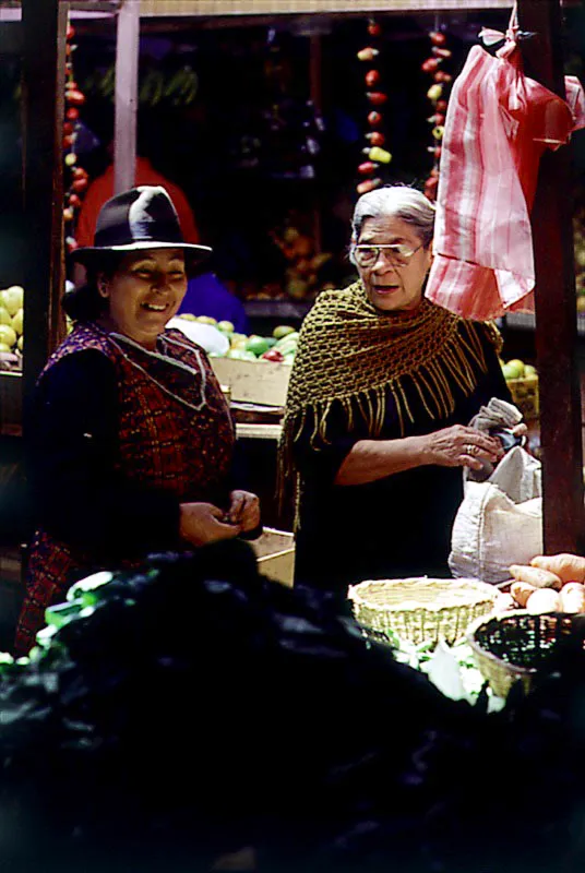 Mercado en la plaza de Paloquemao, Bogotá.