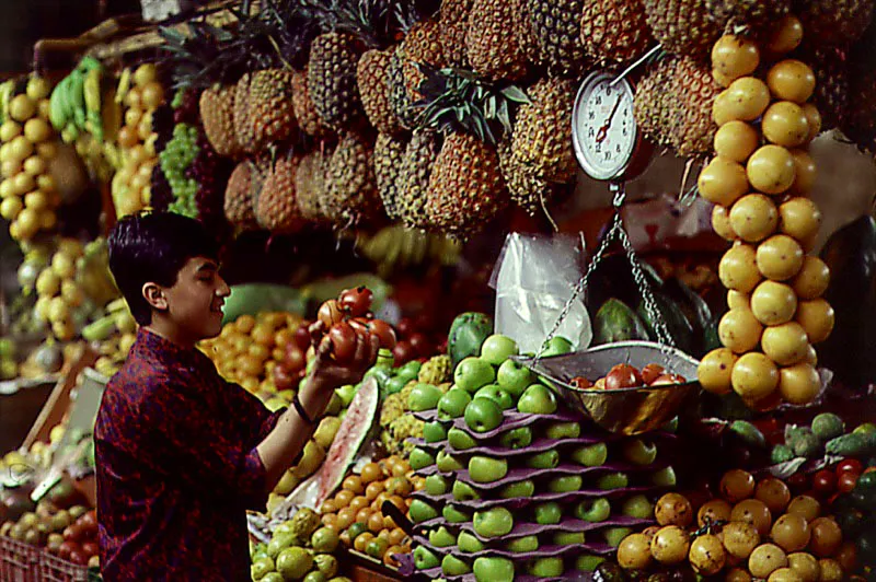 Venta de frutas en la plaza de mercado del Siete de Agosto. Bogotá.