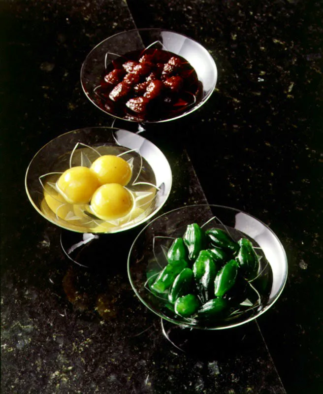 Dulces en almíbar: de mora, de durazno y de papayuela verde. El azúcar refinado se produjo en Colombia únicamente desde finales del siglo XIX. Por esto, los dulces en almíbar tienen apenas un poco más edad que las abuelas de la abuela. En estos dulces que reflejan una tradición española, su elemento enriquecedor es el sabor inigualable de la fruta tropical.