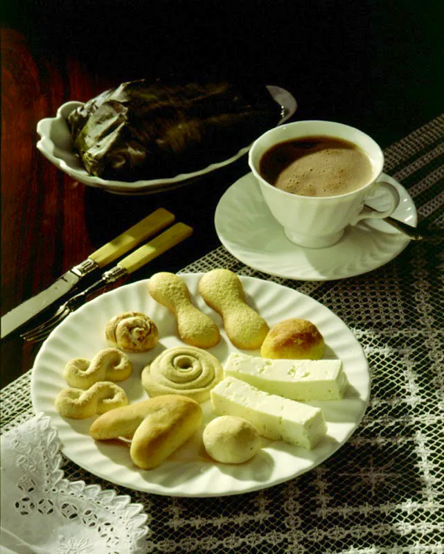 Chocolate santafereo.  Hasta mediado s del presente siglo, la costumbre santaferea del "chocolate reforzado", refrigerio tomado en las horas de la tarde, fue especie de ritual obligado para todas las clases sociales.  Un pan constitua el acompaamiento en los manteles ms humildes; en tanto que tamales, queso y panes aliados hacan presencia en los comedores con vajillas de porcelana.  