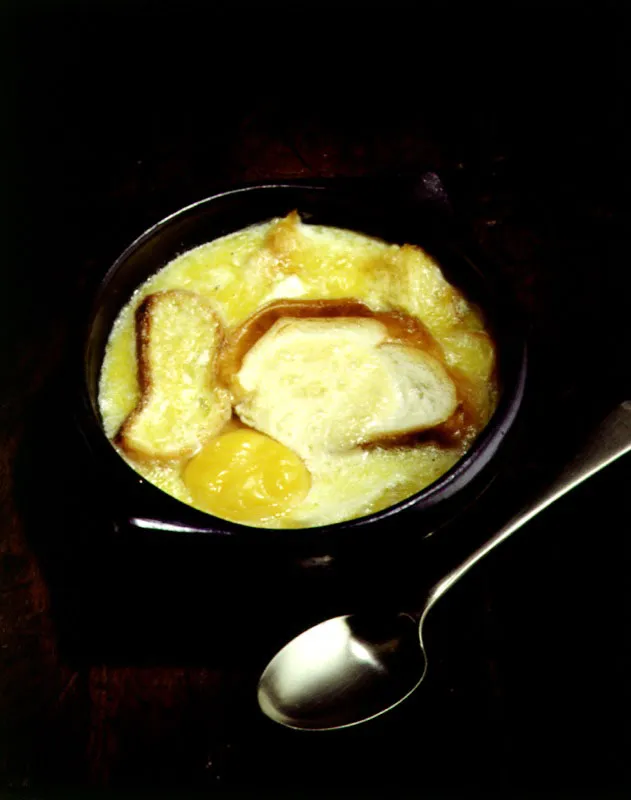 Sopa de pan en cazuela. La sopa de pan en cazuela, reparadora, rica en elementos, adecuada para el clima sabanero y caliente hasta el inicio de la ceremonia de comerla, porque, como en la puerta del infierno, el barro de la cazuela mantiene la temperatura viva, y en sus primeros fondos, como dira Dante, se queman la lengua los golosos.  