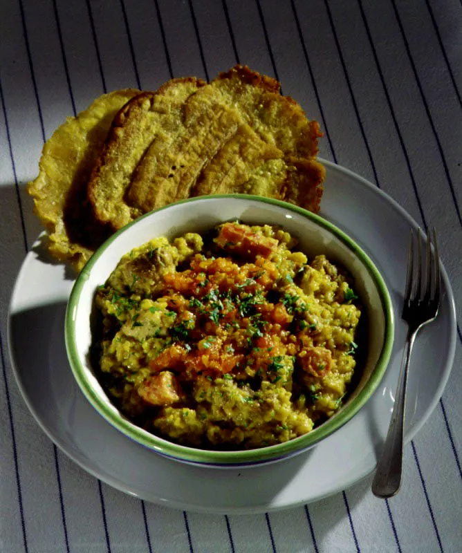 Arroz atollado con Tostadas de plátano verde. No es fácil determinar en qué momento el arroz atollado se convirtió, en la zona del Valle del Cauca, en plato regional. Es una especie de paella que se acerca más a un asomado jugoso, que se trabaja hasta convertirlo en una especie de salsa cuyo encanto y misterio son los de no serlo del todo y así entregar dos texturas.