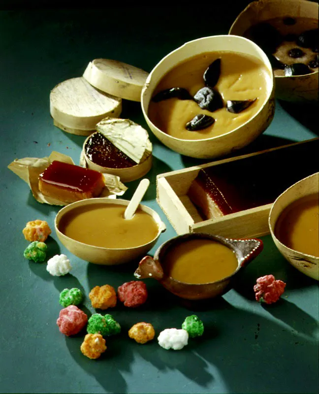 Manjar blanco, Espejuelo y Confites. La tradición de los dulces del Valle del Cauca presenta una amplia gama de texturas y una compleja variedad de técnicas. Uno de los platos bandera es el Manjar Blanco, dulce de leche al que se le añade harina de arroz. En términos de historia su antecedente es español, pero su empaque, una totuma, es el más americano de cuantos pueda pensarse.