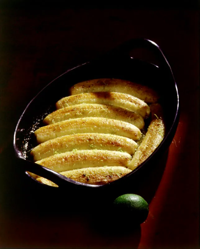 Bananos calados. En términos de dulcería antioqueña, calar significa cocinar procurando que el azúcar penetre en la fruta sin lesionar su textura. La ciencia de calar consiste en no permitir que la pulpa se deshaga y en hacer que el dulce se cuele hasta el corazón de la fruta y se convierta en delicia para el paladar de quien lo come.