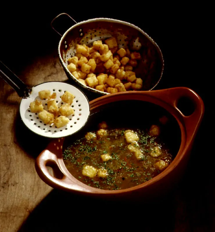 Sopa de arepa frita.