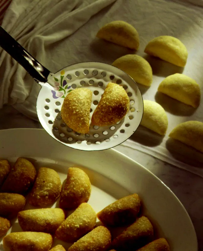 Empanadas.  Empanada es el nombre.  A no ser porque la dorada cscara que esconde su relleno est hecha de maz, uno dira que es como todas las dems empanadas del mundo.  Pero se diferencia de ellas en que en su relleno est la papa de los andes, las carnes preparadas con aroma de huerta local, y fueron hechas por sabias manos antioqueas.  