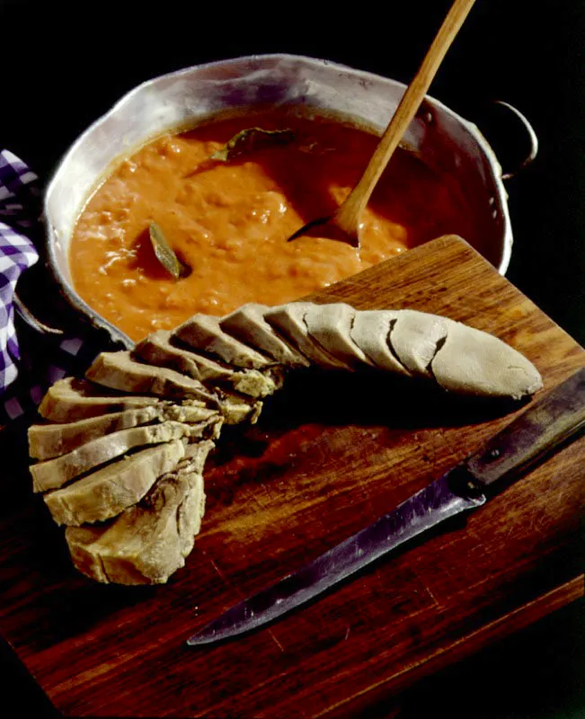 Lengua en salsa de tomate.