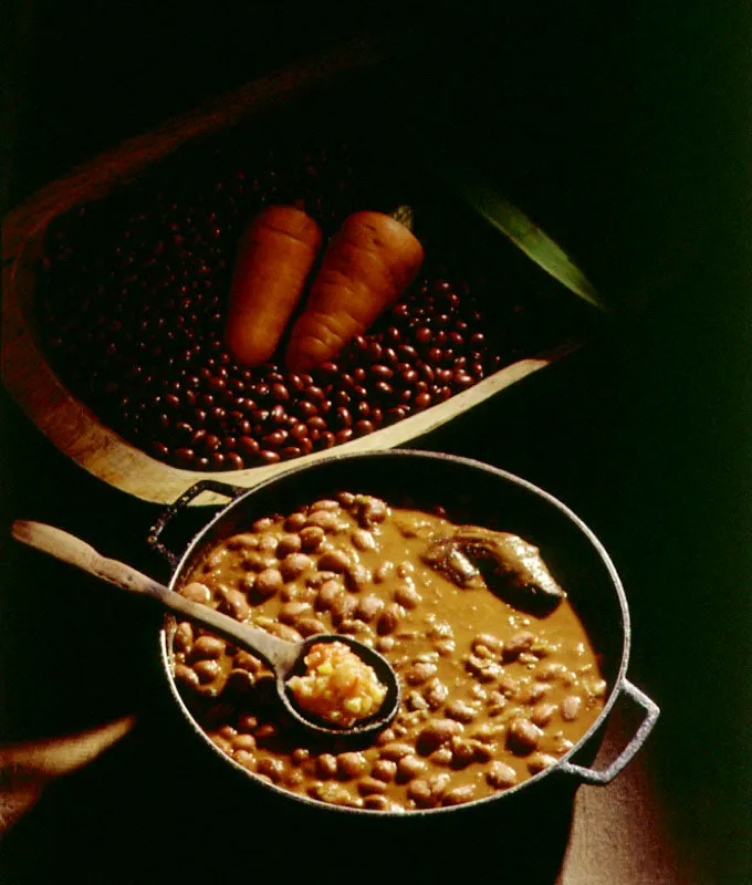 Frjoles con pezua.  Entre los regalos de Amrica a la cultura de la mesa europea y por extensin a la cultura gastronmica del mundo, los frijoles ocupan un lugar preponderante.  Un francs no concibe una pierna de cordero al horno sin fjales blancos.  Los frijoles rojos preparados a la manera antioquea, aparte de ser un plato tpico son, en muchas regiones del pas, un plato diario.  