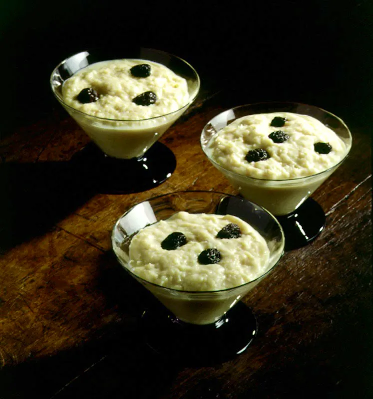 Postre de natas. El poste de natas muy seguramente tiene antecedentes en la cocina española, como parece indicarlo la presencia de uno casi idéntico que se hace en México: los chongos zamoranos. Al plato de Morelia lo separa del colombiano un detalle zoológico: en Colombia se prepara con leche de vaca y en México con leche de cabra.