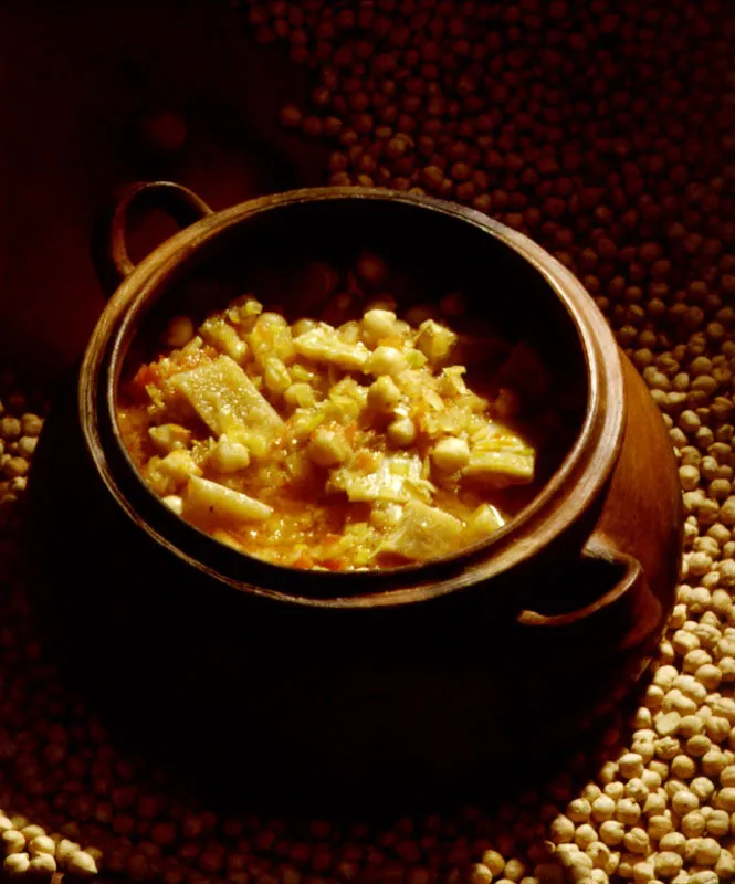 Callos con garbanzos.  Los callos o tripas o menudo hacen parte de muchas preparaciones de la cocina popular colombiana, donde ocupan un lugar preponderante.  El garbanzo que acompaa este plato no es originario de Amrica.  Fue trado durante la Colonia y se incorpor a la dieta popular en la regin santandereana que se halla sobre las estimaciones de la Cordillera Oriental. 