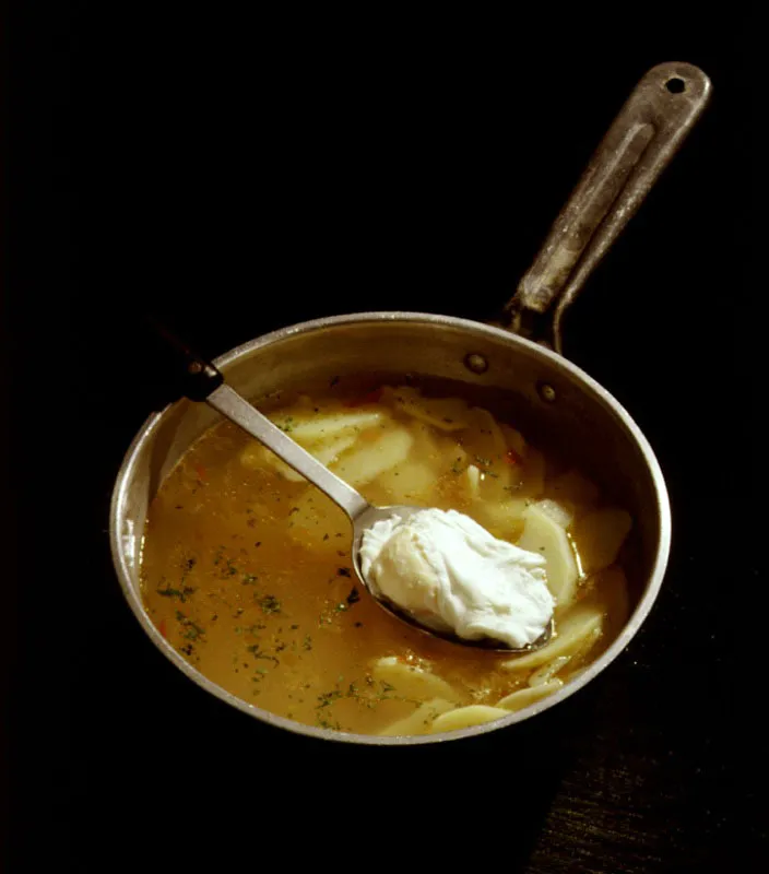 Caldo de papa.  En las zonas fras del pas, por encima de los 2.000 metros de altura, sus habitantes antes de iniciar las faenas del da de su primera comida suele ser un hirviente caldo de papa.  Los ingredientes poco cambian:  papa morada, que no se desle, cebolla y cilantro, y generalmente, si los recursos lo permiten, costilla de res para agregarle sustancia.  