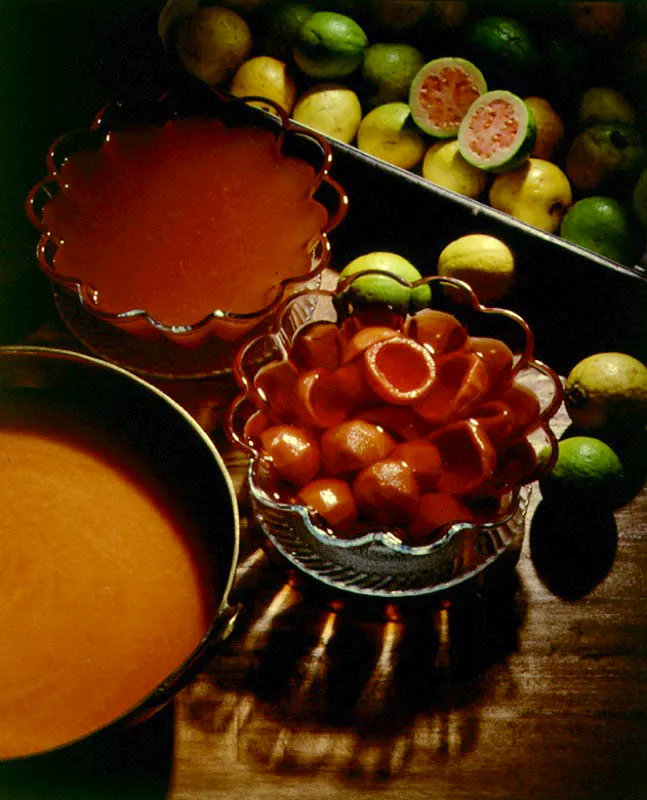 Jalea, Cernido y Casquitos de guayaba. A la llegada de los españoles al continente americano, los árboles de guayaba se encontraban en abundancia en las zonas de clima templado. Sus semillas viajaron de regreso con los españoles y llegaron, así, a las lejanas tierras de la India. El perfume de la fruta, que evoca las cocinas de las abuelas, ha sido también inspiración de famosos escritos y la base para la fabricación de deliciosos y variados dulces.