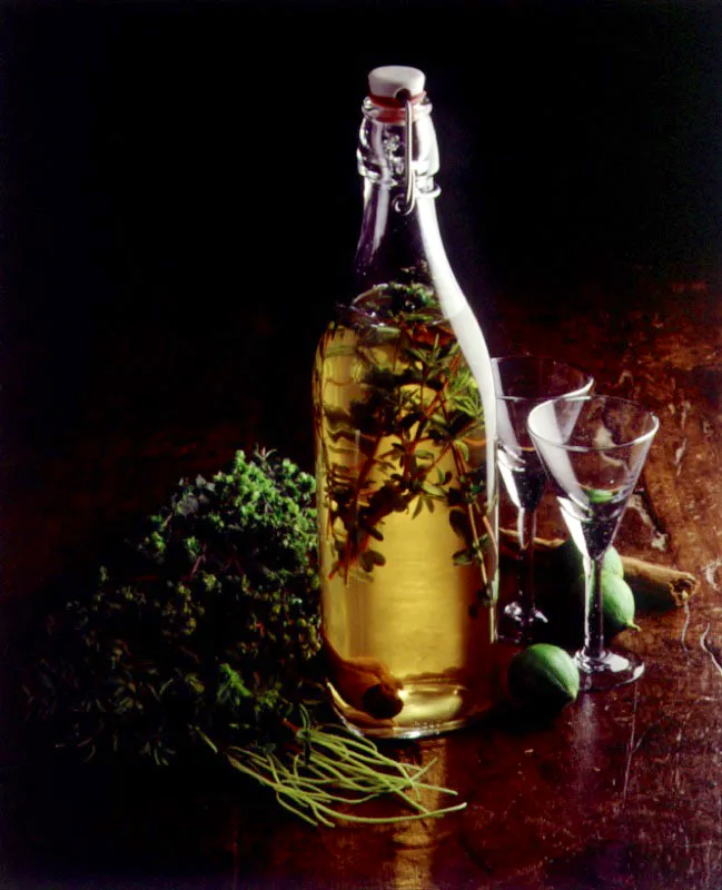Mistela de mejorana. De fabricación casera, las mostelas son un licor de origen español. Tiene como base el aguardiente, al que se le agrega azúcar, un poco de agua, si se desea, y frutas o hierbas aromáticas, cuyo suave sabor hace de la mostela una excelente bebida para después del café.